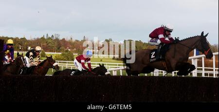 Die letzte von Brian O'Connell gerittene Tranche macht das letzte „erste Mal“ auf dem Weg zum Gewinn des Hennessy Gold Cup während des Hennessy Gold Cup Day auf der Leopardstown Racecourse, Dublin, Irland, frei. Stockfoto