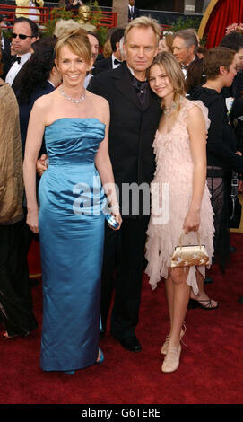 Sänger Sting kommt mit seiner Frau Tudie Styler und Tochter Coco zum 76. Academy Award ins Kodak Theater in Los Angeles. Sting trägt einen Chopard Diamond Cravat Pin und passende Manschettenknöpfe. Stockfoto