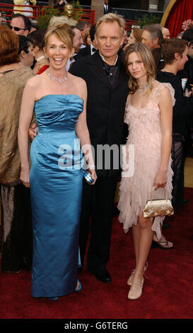 Sänger Sting kommt mit seiner Frau Tudie Styler und Tochter Coco zum 76. Academy Award ins Kodak Theater in Los Angeles. Sting trägt einen Chopard Diamond Cravat Pin und passende Manschettenknöpfe. Stockfoto