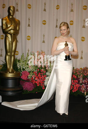 Schauspielerin Renee Zellweger mit ihrem Oscar als beste Schauspielerin in einer Nebenrolle am Kodak Theater in Los Angeles während der 76. Academy Awards. Renee trug ein Kleid von Carolina Herrera, das mit einer diamanten Judith lieber Handtasche im Wert von 2000 ausgestattet war. Renee trug außerdem fast 1 Million Cartier-Juwelen, darunter eine 73-Karat-ovale und birnenförmige Diamantkette und ein 35-Karat-Diamantarmband. Stockfoto