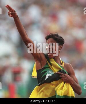 31-JUL-96. Olympische Spiele in Atlanta - Leichtathletik, 400-m-Hürden der Frauen. Jamaikas Deon Hemmings feiert den Gewinn von Gold Stockfoto