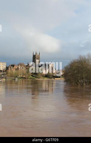 Worcester Cathedral am überfluteten Ufer des Flusses Severn im Stadtzentrum von Worcester, nachdem der Fluss seine Ufer platzte. Stockfoto