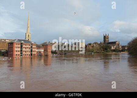 Worcester Cathedral am überfluteten Ufer des Flusses Severn im Stadtzentrum von Worcester, nachdem der Fluss seine Ufer platzte. Stockfoto