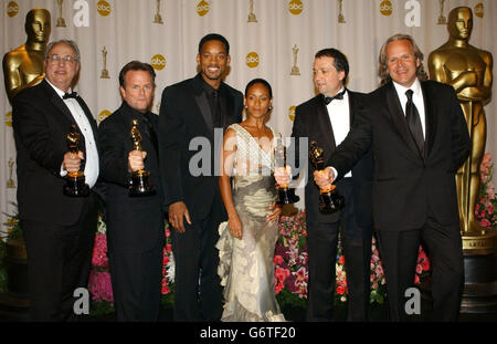 Jim Rygiel, Joe Letteri, Randall William Cook und Alex Funke mit ihren Oscars für visuelle Effekte für Herr der Ringe: Die Rückkehr des Königs und will Smith und Jada Pinkett Smith im Kodak Theater in Los Angeles während der 76. Academy Awards. Jada trägt ein Kleid von Valentino. Will trägt einen Anzug von Hedi Slimane für Dior Homme. Stockfoto