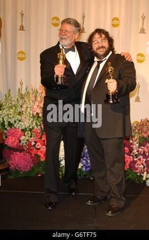 Der neuseeländische Produzent/Regisseur Peter Jackson (R) und Produzent Barrie Osbourne posieren mit ihren Oscars für Herr der Ringe: Die Rückkehr des Königs bei den 76. Annual Academy Awards in Hollywood California. Der Film gewann insgesamt 11 Oscars, was der Rekordzahl von Ben Hur und Titanic entspricht. Stockfoto