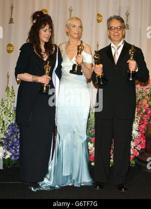 Annie Lennox (Mitte) mit Fran Walsh und Howard Shore und ihren Oscars für den besten Song im Kodak Theater in Los Angeles während der 76. Academy Awards. Annie trägt ein Kleid von Stella McCartney. Stockfoto