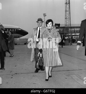 Die ehemalige Kinderfilmstar Shirley Temple mit ihrem Ehemann Charles Black, einem Elektronikingenieur, verlässt den Londoner Flughafen und geht zu einem Besichtigungs-Urlaub nach Moskau. Shirley, jetzt 37, zog sich vor 25 Jahren aus Filmen zurück. Stockfoto