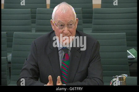 Der ehemalige BBC-Generaldirektor Lord BIRT gibt dem Kultur-, Medien- und Sportausschuss im Portcullis House, London, Beweise. Stockfoto