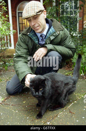 Ian Simpson und eine Katze namens Coco außerhalb des Grundstücks in Barnes im Südwesten Londons, für die die Cats Protection League beim Wandsworth County Court einen Befehl anfordert, ihn und drei weitere Katzen zu vertreiben. Er behauptet, er verweilte in dem viktorianischen Herrenhaus von 1 Million, um die Umbehausung der Katzen und den Verkauf des Hauses zu stoppen, das früher der verstorbenen Lady Follett gehörte, der Witwe des damaligen Science Museum Direktors Sir David Follett. Die Wohltätigkeitsorganisation sagt, dass er ohne Erlaubnis eingezogen ist und dass Lady Folletts Wunsch, das Katzenwohl in diesem Land zu fördern, am besten durch den Verkauf der gedient wird Stockfoto