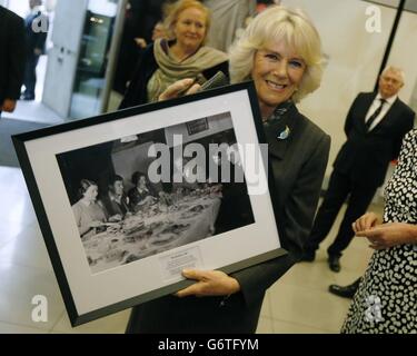 Herzogin von Cornwall mit einem Bild der originalen 'Archers' Radioseife, die ihr während eines Besuchs bei der BBC im New Broadcasting House in London gegeben wurde. Stockfoto