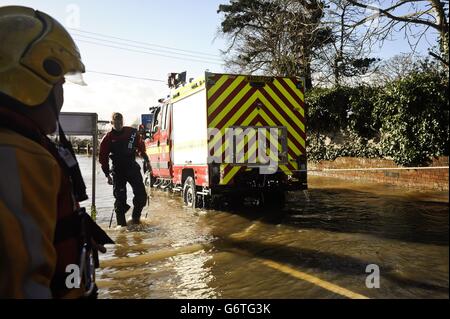 Ein Spezialfahrzeug des Feuerwehr- und Rettungsdienstes von Devon und Somerset bleibt während der Flutung in Burrowbridge, Somerset, stecken. Stockfoto