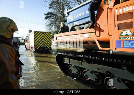 Ein Spezialfahrzeug des Devon und Somerset Fire and Rescue Service wird abgeschleppt, nachdem es beim Durchfahren von Überschwemmungen in Burrowbridge, Somerset, stecken geblieben ist. Stockfoto