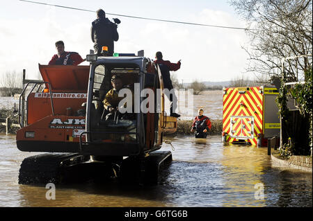 Ein Spezialfahrzeug des Devon und Somerset Fire and Rescue Service wird abgeschleppt, nachdem es beim Durchfahren von Überschwemmungen in Burrowbridge, Somerset, stecken geblieben ist. Stockfoto