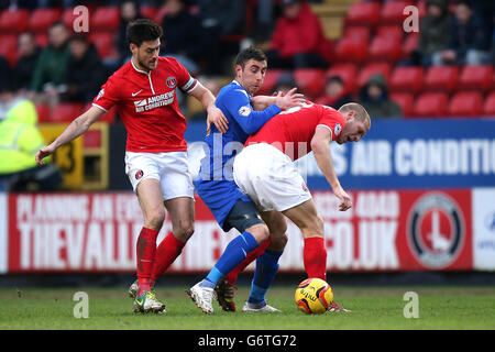 Fußball - Sky Bet Championship - Charlton Athletic gegen Birmingham City - The Valley. Lee Novak von Birmingham City tritt gegen Johnnie Jackson von Charlton Athletic (links) und Michael Morrison (rechts) an Stockfoto