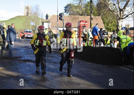 Mitglieder des Devon und Somerset Fire and Rescue Service helfen bei den Überschwemmungen in Burrowbridge, Somerset. Stockfoto