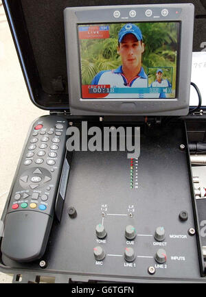 England Fast Bowler Simon Jones, gibt ein Live-TV-Interview nach London über eine Video-Satelliten-Telefon-Verbindung in Kingston, Jamaika. Stockfoto