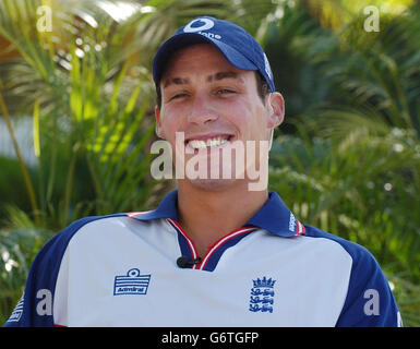 England Fast Bowler Simon Jones, gibt ein Live-TV-Interview in London im Team-Hotel in Kingston, Jamaika. Stockfoto