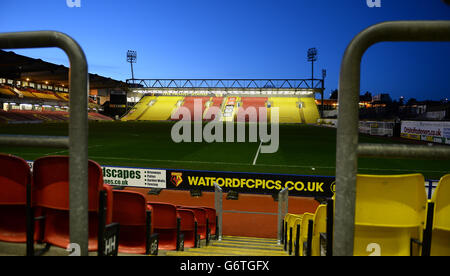 Fußball - Sky Bet Championship - Watford / Birmingham City - Vicarage Road. Allgemeiner Blick auf die Vicarage Road, Heimat des FC Watford, in der Dämmerung, bevor die Flutlichter eingeschaltet sind Stockfoto