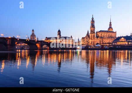 Augustus-Brücke über die Elbe und Frauenkirche, sächsische Ständehaus, Katholische Hofkirche, Hausmannsturm des Dresdner Schlosses Stockfoto