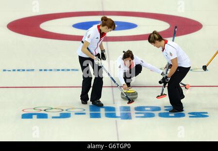 Die britische Eve Muirhead beim Curling-Wettbewerb der Frauen während der Olympischen Spiele in Sotschi 2014 in Sotschi, Russland. Stockfoto