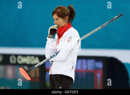 Die britische Eve Muirhead beim Curling-Wettbewerb der Frauen während der Olympischen Spiele in Sotschi 2014 in Sotschi, Russland. Stockfoto