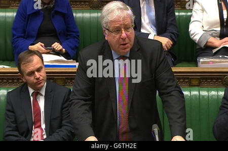 Verkehrsminister Patrick McLoughlin erklärt vor den Abgeordneten des Unterhauses in London die anhaltenden Verkehrsstörungen in Großbritannien, da das Land weiterhin von schlechtem Wetter heimgesucht wird. Stockfoto