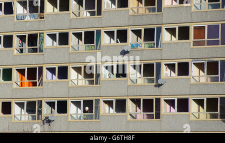 Ein Bauarbeiter (unten links) im Fenster leerer Wohnungen auf dem Heygate Estate, in Elephant and Castle, im Süden Londons, das gerade abgerissen wird. Stockfoto