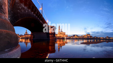 Augustus-Brücke über die Elbe und Frauenkirche, Katholische Hofkirche, Hausmannsturm Schloss, Semperoper, Landtag Sachsen, Stockfoto