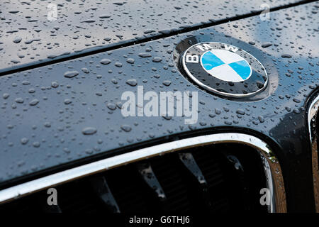 Auto Abzeichen ein beliebter deutscher Automobilhersteller wie nach einem schweren Regenschauer auf ein neues Modell zu sehen. Stockfoto