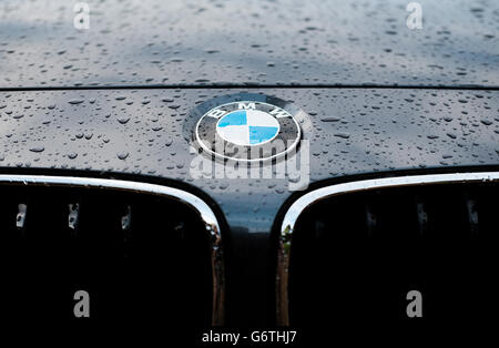 Auto Abzeichen ein beliebter deutscher Automobilhersteller wie nach einem schweren Regenschauer auf ein neues Modell zu sehen. Stockfoto