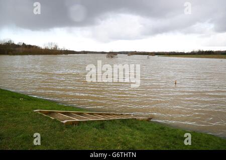 Eine allgemeine Ansicht eines Hochwasserspeichers in Hothfield in der Nähe von Ashford, Kent, da der Flussspiegel in diesem Gebiet weiter ansteigt. Stockfoto