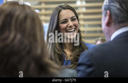 Die Herzogin von Cambridge spricht mit Studenten und Mitarbeitern der Northolt High School, London, wo sie den ICAP Art Room eröffnete. Stockfoto