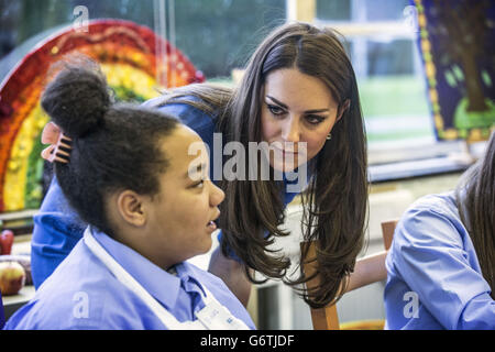 Die Herzogin von Cambridge spricht mit Studenten an der Northolt High School, London, wo sie den ICAP Art Room eröffnete. Stockfoto