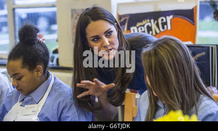 Die Herzogin von Cambridge spricht mit Studenten an der Northolt High School, London, wo sie den ICAP Art Room eröffnete. Stockfoto