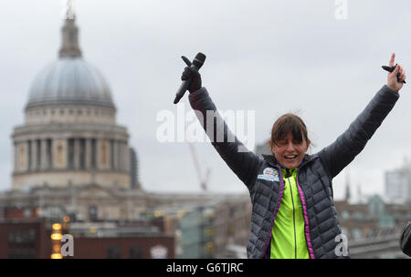 Davina McCall an der Millennium Bridge in London, als sie ihre 500 Meilen (805 km) lange Reise von Edinburgh nach London für Sport Relief absolviert hat. Stockfoto