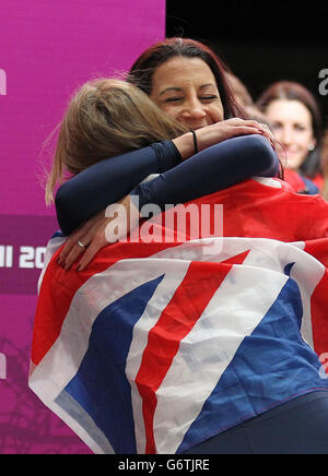 Die britische Lizzy Yarnold feiert mit Shelley Rudman, nachdem sie bei den Olympischen Spielen in Sotschi 2014 in Krasnaya Polyana, Russland, Gold im Skeleton-Finale der Frauen gewonnen hat. Stockfoto