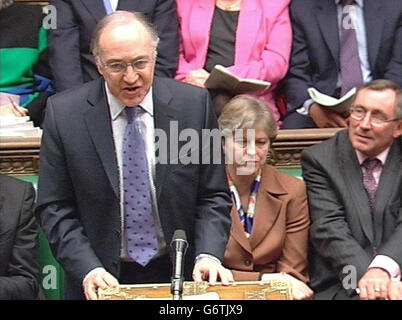 Der Oppositionsführer Michael Howard während der Fragestunde des Premierministers im Londoner Unterhaus. Stockfoto