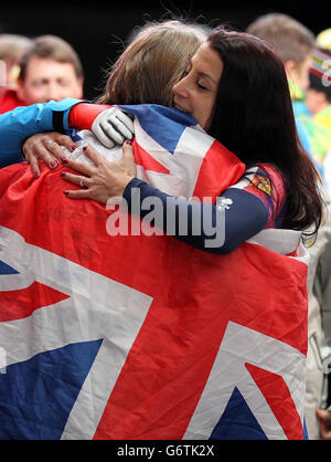 Die britische Lizzy Yarnold feiert mit Shelley Rudman, nachdem sie bei den Olympischen Spielen in Sotschi 2014 in Krasnaya Polyana, Russland, Gold im Skeleton-Finale der Frauen gewonnen hat. Stockfoto