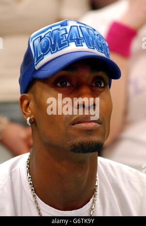 Sänger Simon Webbe von Boyband Blue bei ihrem Auftritt bei MTV's TRL UK, in den MTV Studios in Camden, Nord London. Stockfoto