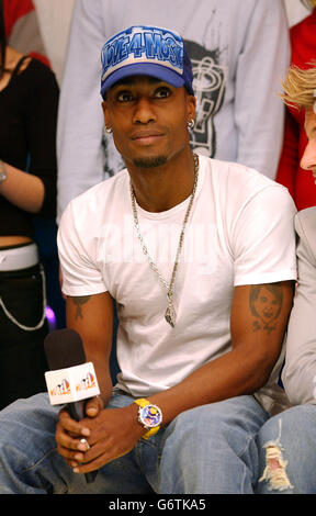 Sänger Simon Webbe von Boyband Blue bei ihrem Auftritt bei MTV's TRL UK, in den MTV Studios in Camden, Nord London. Stockfoto