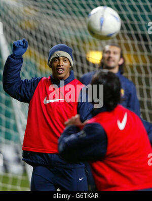 Barcelonas Ronaldinho während des Mannschaftstrainings im Celtic Park, vor ihrem Spiel gegen Celtic beim ersten UEFA-Pokalspiel in der vierten Runde auf dem Parkhead-Fußballplatz in Glasgow. Stockfoto