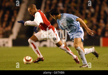 Thierry Henry von Arsenal (links) in Aktion gegen Jesuli von Celta Vigo während der zweiten Etappe des Champions League-Zweitrundenmatches in Highbury, Nord-London. Stockfoto