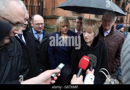 Karen Armstrong, die Schwester von John McConville, die bei der Schießerei von Kingsmill getötet wurde, und andere Familienmitglieder der bei der Schießerei Getöteten lassen eine Untersuchung der Morde am Coroners Court in Belfast. Stockfoto