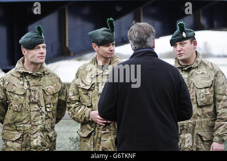 Premierminister David Cameron unterhielt sich mit Soldaten des Royal Irish Regiment in Upton-upon-Severn, wo er lokale Menschen und Angehörige des Militärs trifft, um über Hochwassermaßnahmen zu diskutieren und in der Gemeinde zu arbeiten. Stockfoto