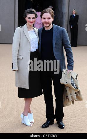 Burberry Prorsum Ankünfte - London Fashionweek 2014 Stockfoto