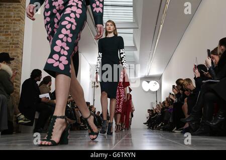 Models auf dem Laufsteg während der Issa Herbst/Winter 2014 London Fashion Week Show in der Serpentine Sackler Gallery in London. Stockfoto