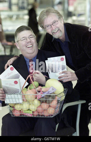 Clive Woodall mit 'One For Sorrow' Buch Stockfoto