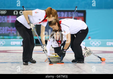 Die britische Eve Muirhead (Mitte)beim Frauen-Curling-Round-Robin-Spiel im Eiswürfel-Curling-Center, während der Olympischen Spiele in Sotschi 2014 in Sotschi, Russland. Stockfoto