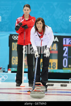 Großbritanniens Eve Muirhead (rechts) in ihrem Curling Round Robin Spiel gegen Dänemark Stockfoto