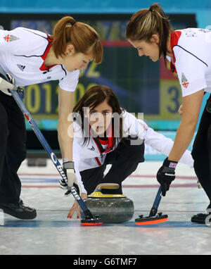 Die britische Eve Muirhead (Mitte)beim Frauen-Curling-Round-Robin-Spiel im Eiswürfel-Curling-Center, während der Olympischen Spiele in Sotschi 2014 in Sotschi, Russland. Stockfoto